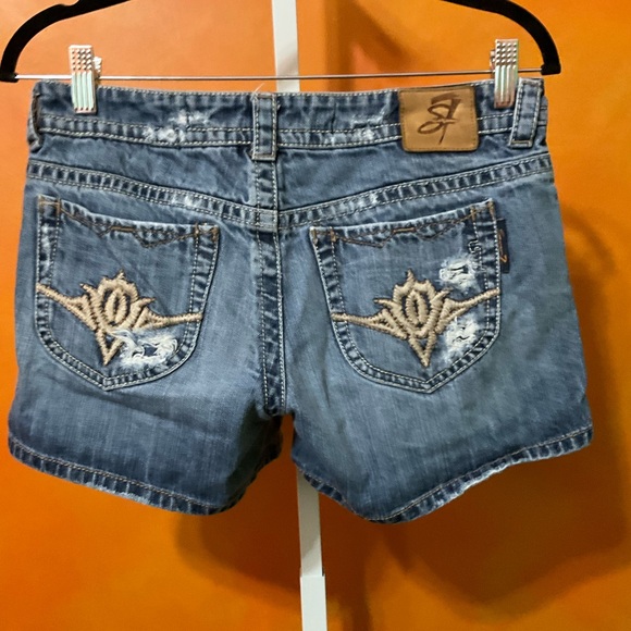 Seven7 size 28 distressed jeans shorts - Picture 3 of 4